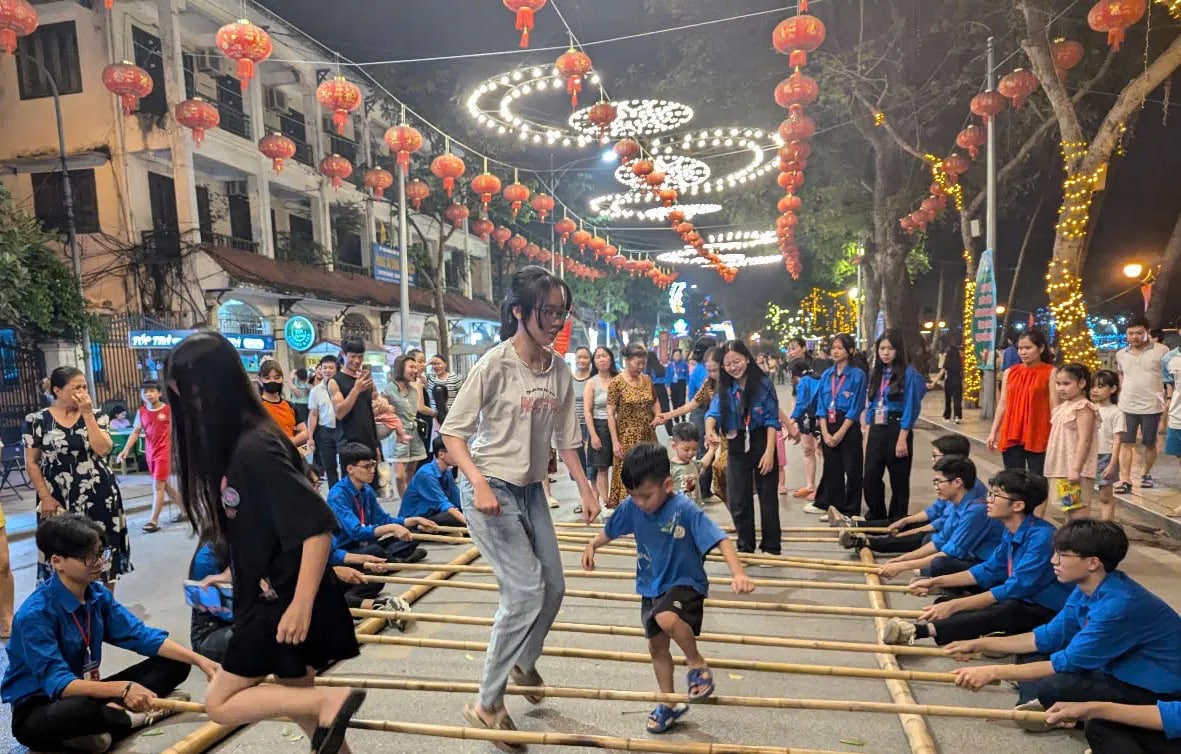 Hoạt động văn hoá tại phố đi bộ Thành cổ Sơn Tây